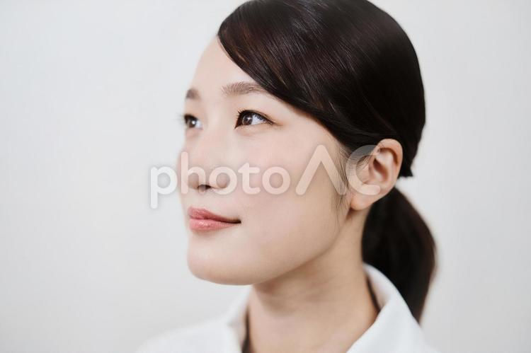 白衣の若い女性 女性,ポートレート,アジア人の写真素材