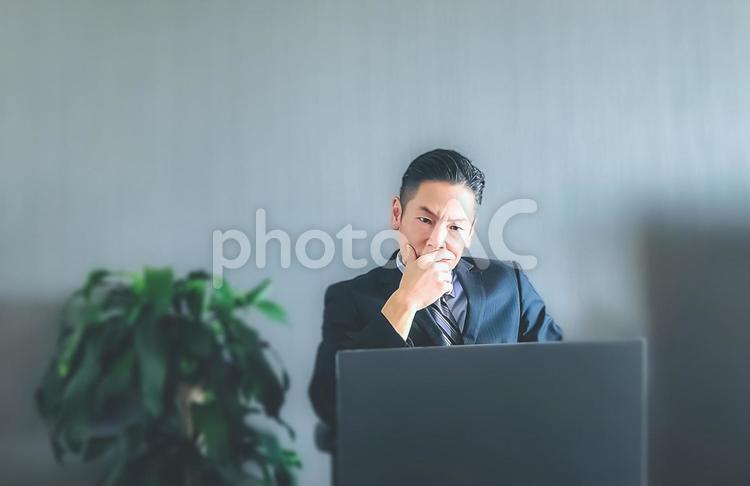 事業戦略を立てる中年ビジネスマン ビジネスマン,ビジネス,考えるの写真素材