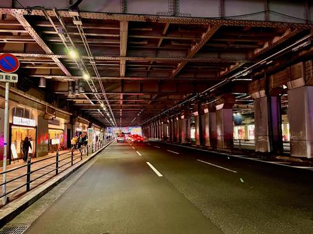 ガード下 道路,道,橋脚の写真素材