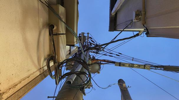 路地 電柱,空,電柱と配線の写真素材