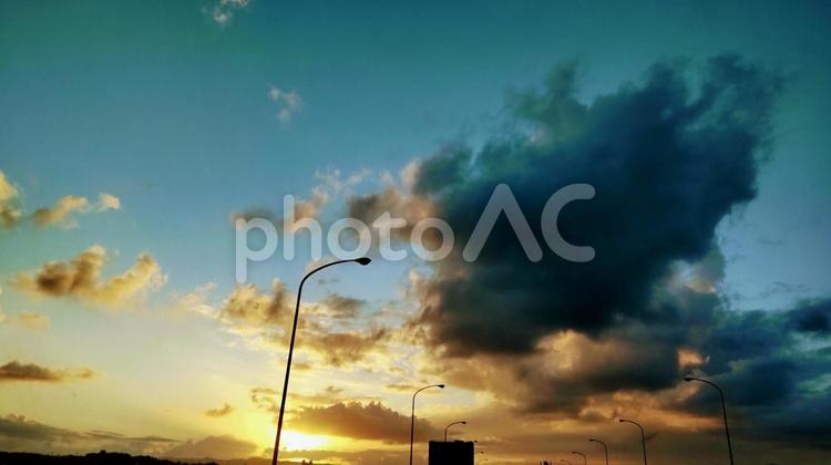 夕暮れの道 空,夕焼け,雲の写真素材
