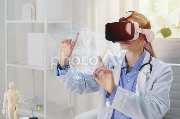 ゴーグルをつけてバーチャル操作をする女性と太陽 バーチャル,ゴーグル,女性の写真素材