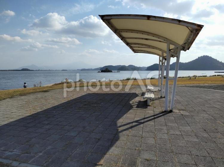 風景　湖沿いの公園のベンチ 風景,湖,公園の写真素材