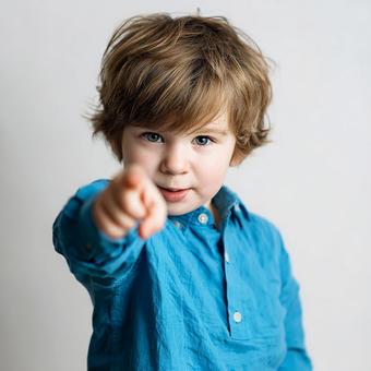 笑顔でこちらを指差す活発な少年 笑顔でこちらを指差す活発な少年の写真