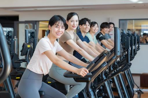 スポーツジムでトレーニングをする若い男女 スポーツジム,フィットネス,ダイエットの写真素材