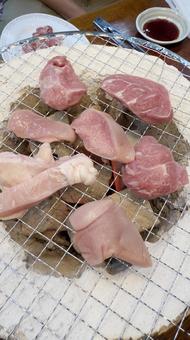 ホルモン焼肉屋で七輪炭焼き ホルモン焼肉屋で七輪炭焼き 焼肉,カルビ,七輪の写真素材