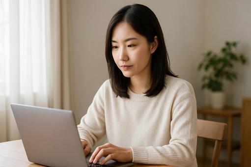 PC作業する日本人女性 PC作業する日本人女性の写真