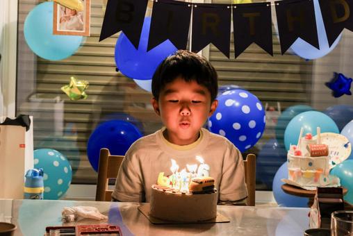 バースデーケーキのろうそくを吹き消す バースデー,けーき,ケーキの写真素材