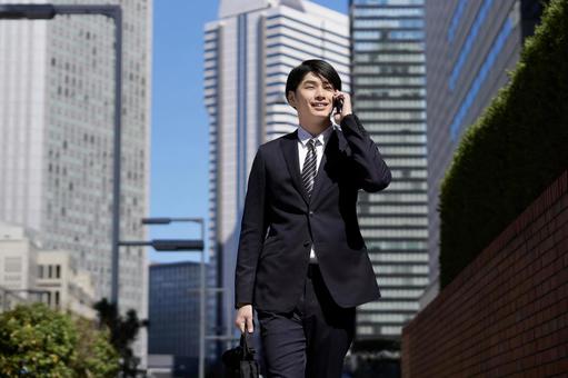 日本男商人在辦公區打電話, JPG 日本男商人在辦公區打電話, JPG