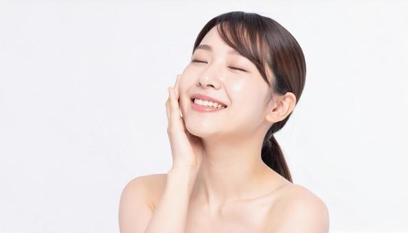 ビューティー 肌を満足げに触る女性 ビューティー 肌を満足げに触る女性の写真