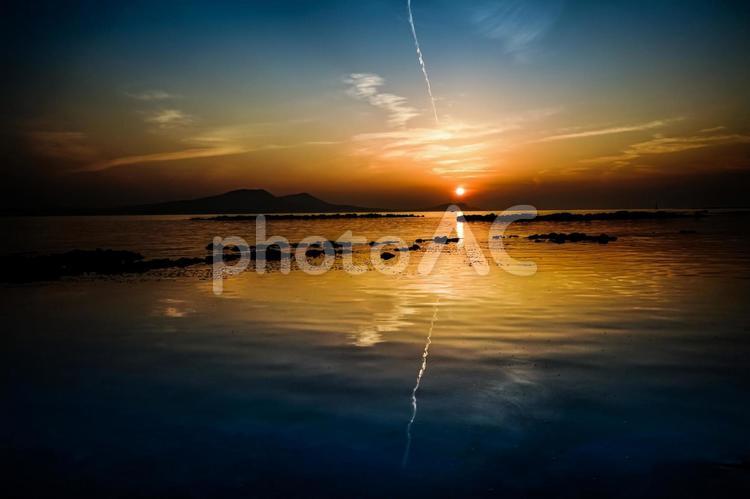 ＜五島＞夜明けのさんさん富江キャンプ村 空,海,リフレクションの写真素材
