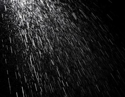 降り注ぐ雨 梅雨の時期 天気 黒背景4 降り注ぐ雨 梅雨の時期 天気 黒背景4の写真