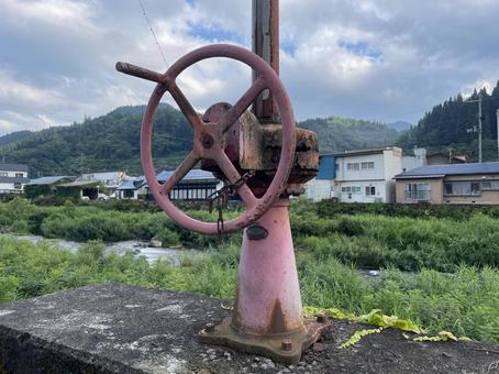 鄙びた水門のハンドル 鄙びた水門のハンドルの写真
