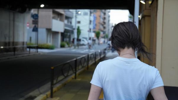 歩く女性の後姿 歩く女性の後姿 女性,後姿,歩くの写真素材