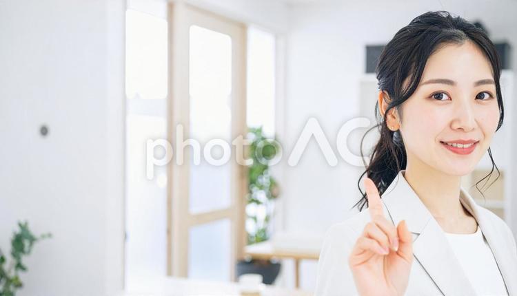 自信のある表情で指さすビジネス女性 指さす,指差し,ビジネスの写真素材