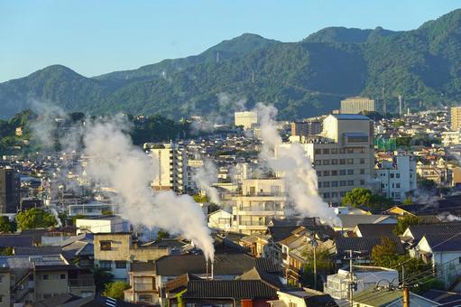朝日を浴びる別府温泉街1 別府温泉,湯けむり,湯気の写真素材
