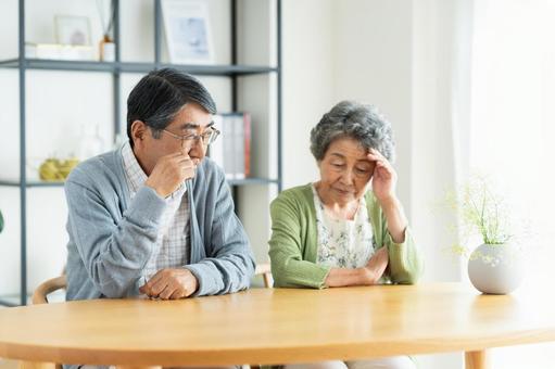 悩むシニアの夫婦 悩むシニアの夫婦 悩む,シニア,悩みの写真素材