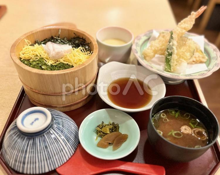 鯛の炊き込みご飯と天ぷらの定食 食事,定食,鯛の写真素材
