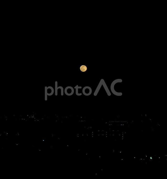 暗闇に浮かぶ月の静けさ 満月,街,闇の写真素材