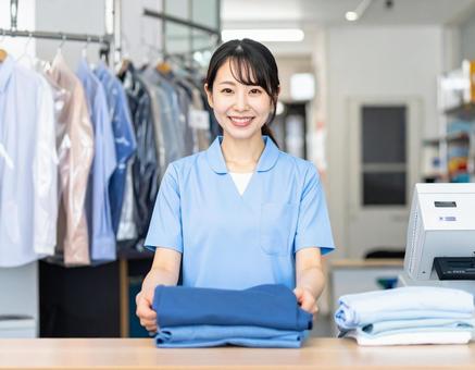 クリーニング受付社員日本人の写真