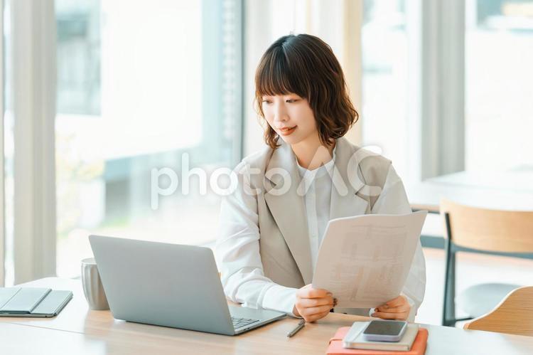 デスクワークをする女性・ビジネスウーマン 女性,パソコン,仕事の写真素材