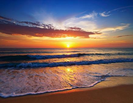 壮大な大海原と夕陽の写真