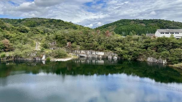 湖岸 湖岸 石切山脈,採石場,湖の写真素材