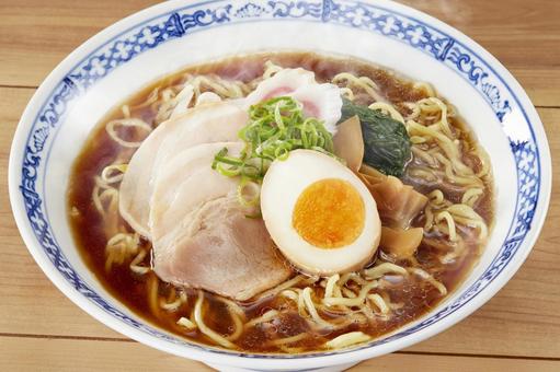 醤油ラーメン 醤油ラーメン 醤油ラーメン,ラーメン,クローズアップの写真素材