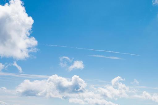 雲が浮かぶ美しい青空 雲が浮かぶ美しい青空の写真