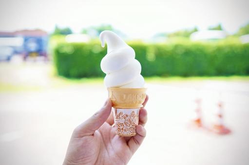濃厚ソフトクリーム 濃厚ソフトクリーム 親指,アップ,晴れの写真素材