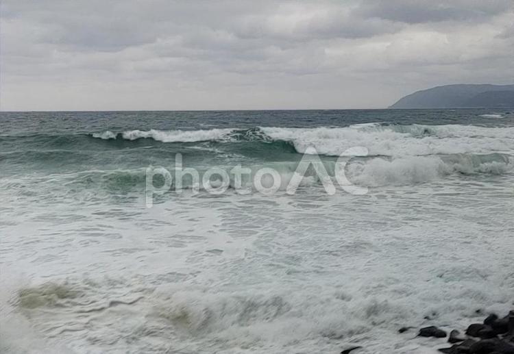 大荒れの日本海 台風,大波,白波の写真素材