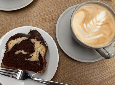 コーヒーとマーブルケーキ コーヒーとマーブルケーキ コーヒー,カフェラッテ,マーブルケーキの写真素材