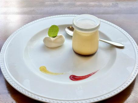 レストランで食べる瓶詰めのプリン レストランで食べる瓶詰めのプリン 瓶詰め,高級,生クリームの写真素材