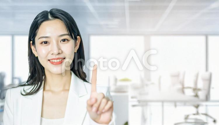 自信のある表情で指さすビジネス女性 指さす,指差し,ビジネスの写真素材