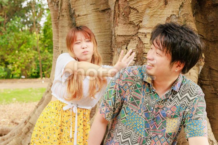 後ろから男性を驚かす笑顔の女性 驚かす,サプライズ,人物の写真素材