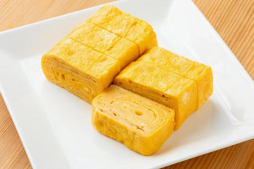 四角い皿に乗ったシンプルな厚焼き玉子1 四角い皿に乗ったシンプルな厚焼き玉子1 玉子焼き,卵焼き,たまご焼きの写真素材