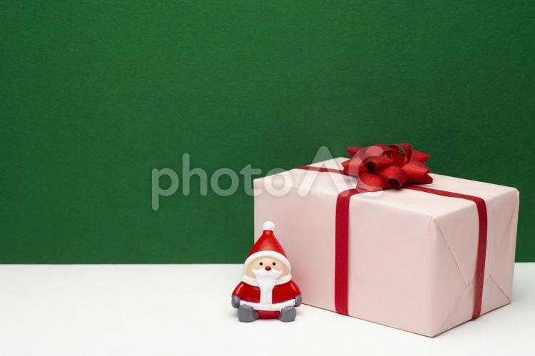 サンタクロースとクリスマスプレゼント クリスマス,プレゼント,サンタクロースの写真素材