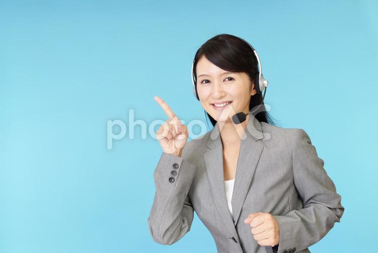 指示する笑顔のオペレーター 女性,オペレーター,女の写真素材