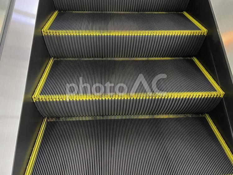 エスカレーターの段 エスカレーター,階段,乗り物の写真素材