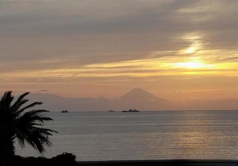 夕日に浮かぶ富士山 夕日に浮かぶ富士山 海,燃える,染めるの写真素材