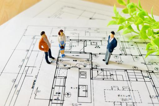 夫婦で家の間取りについて不動産会社に相談 夫婦で家の間取りについて不動産会社に相談 夫婦,家,マイホームの写真素材