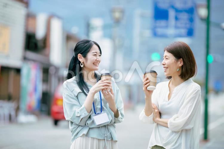 道路を歩くビジネスウーマン（笑顔） ビジネスウーマン,女性,コーヒーの写真素材