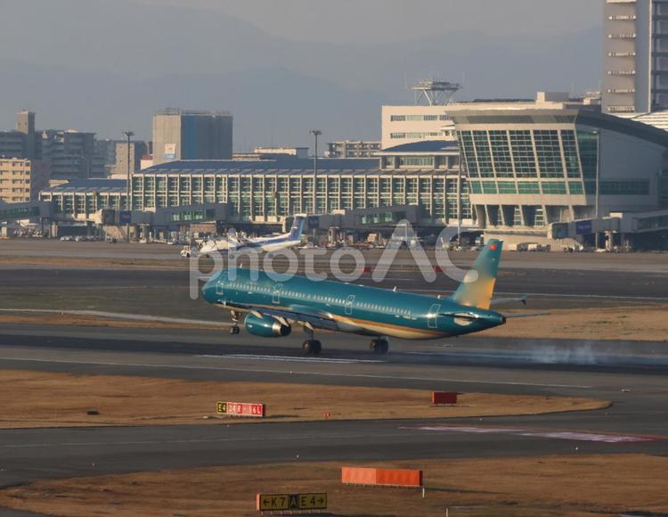 福岡空港、朝のターミナルの風景 福岡空港,朝,飛行機の写真素材