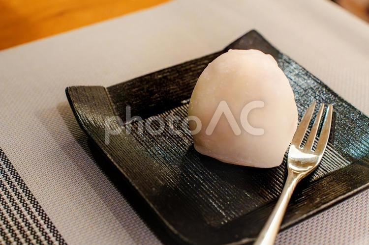 黒皿にのった和菓子の大福とフォーク 大福,和菓子,スイーツの写真素材
