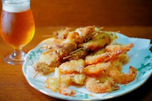 ビールとエビフライ 食事,食卓,晩酌の写真素材