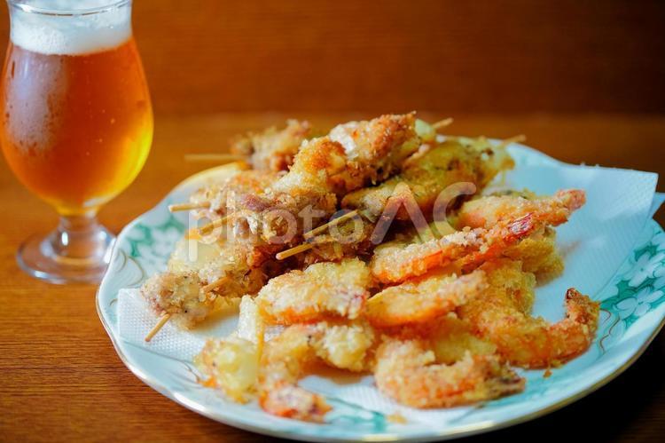 ビールとエビフライ 食事,食卓,晩酌の写真素材