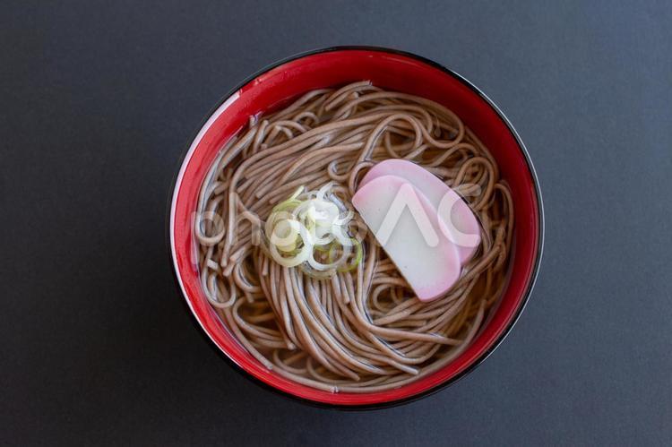 十割蕎麦　ネギと蒲鉾　上から かけそば,かけ蕎麦,そばの写真素材