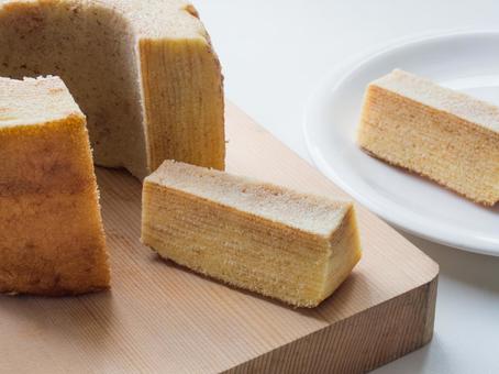 バウムクーヘンをカットする バウムクーヘン,バームクーヘン,ケーキの写真素材