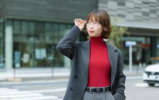 オフィス街を歩く女性・ビジネスウーマン 女性,歩く,仕事の写真素材