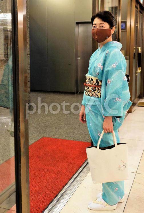 自動ドアの前に立つ着物の女性 着物,女性,和服の写真素材